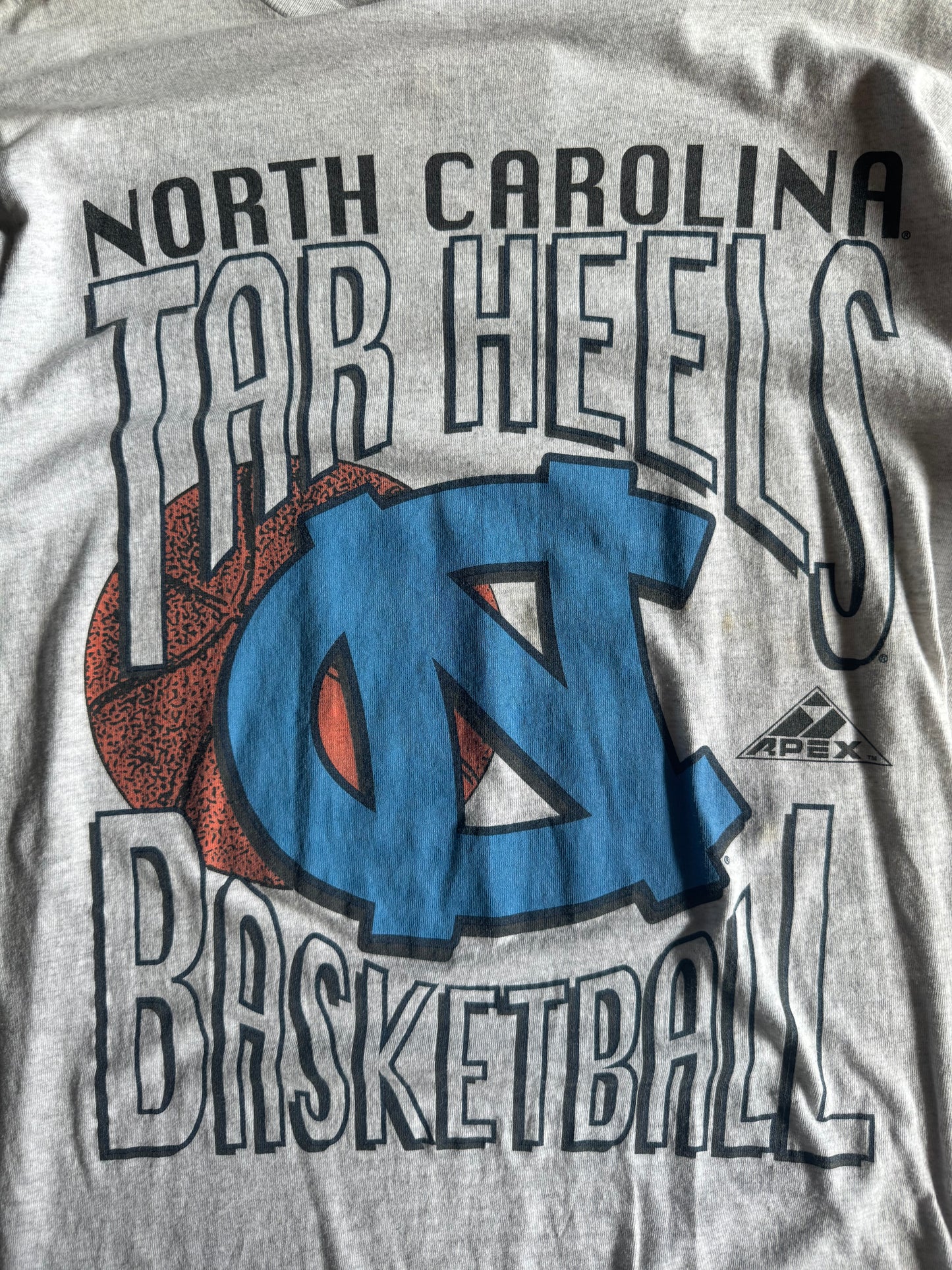 Vintage UNC Tar Heels Apex Basketball Tee - L